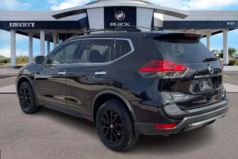 2017 Nissan Rogue SV photo 1