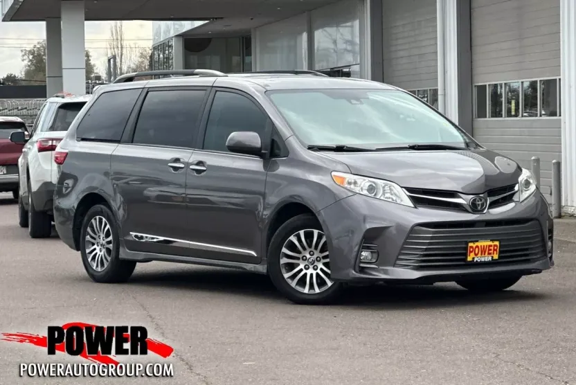 2019 Toyota Sienna XLE Premium photo 1