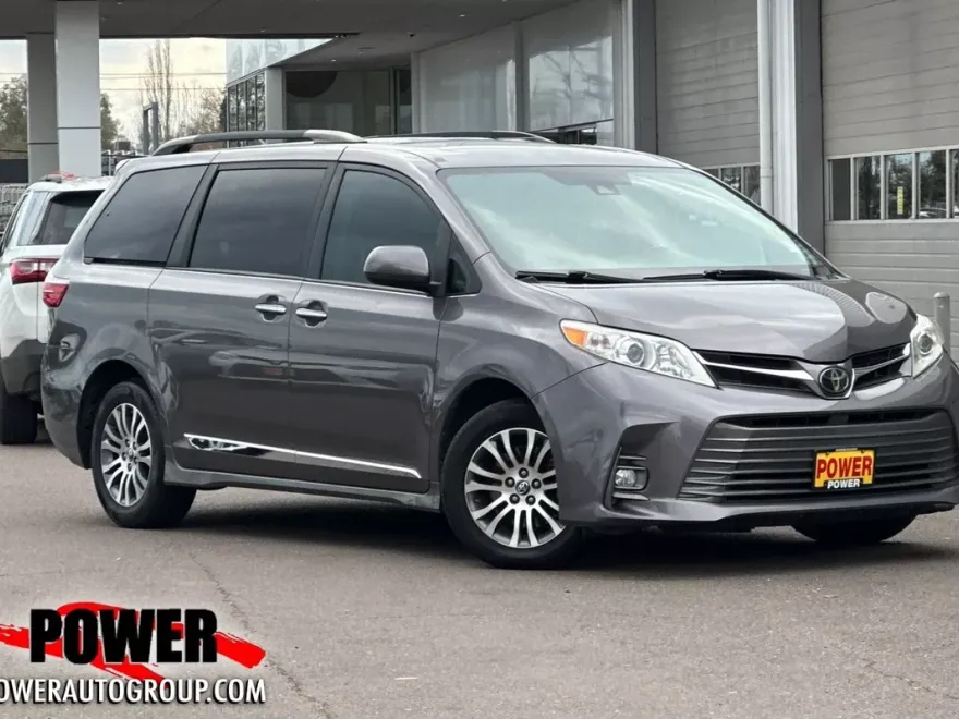 2019 Toyota Sienna XLE photo 1