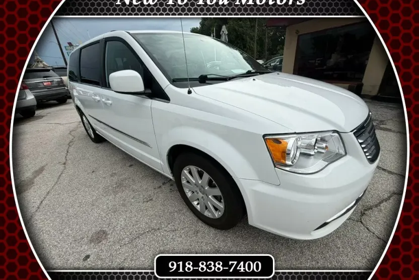 2014 Chrysler Town & Country Touring photo 1