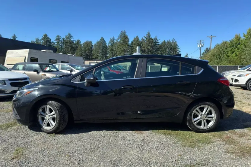 2017 Chevrolet Cruze LT photo 1