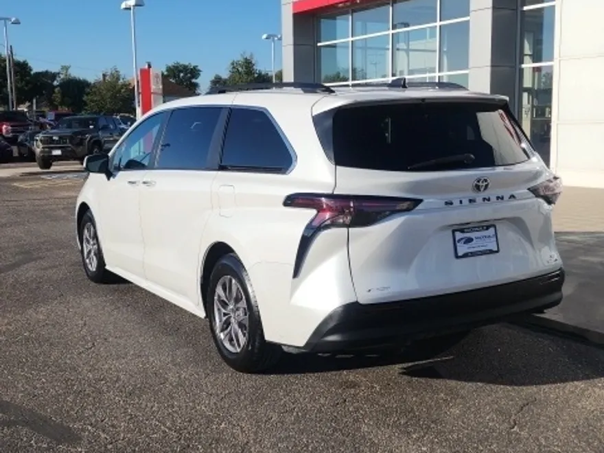 2023 Toyota Sienna XLE photo 1