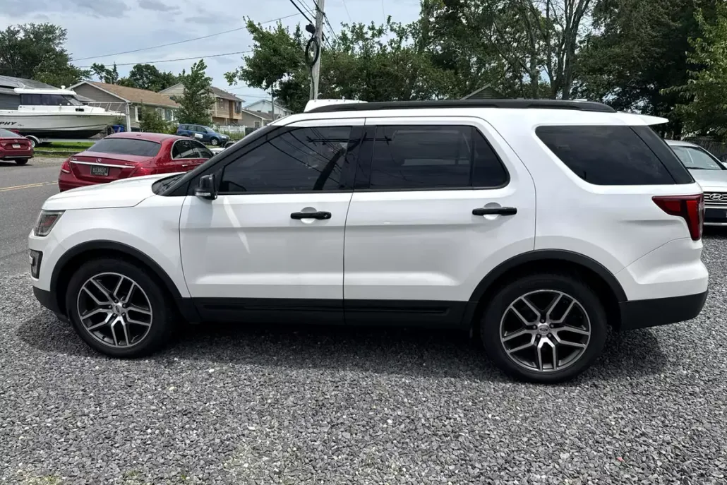 2017 Ford Explorer Sport photo 1