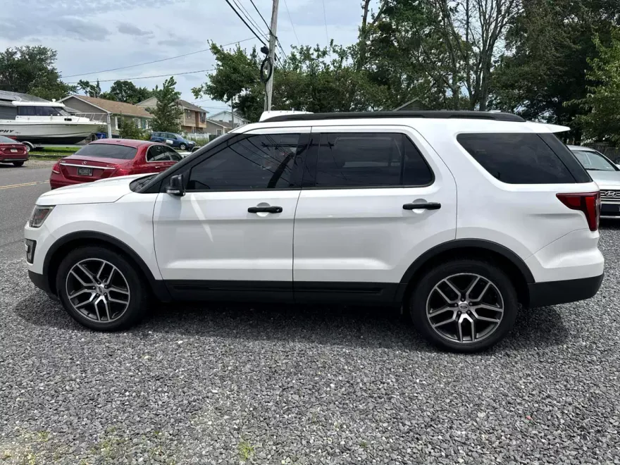2017 Ford Explorer Sport photo 1