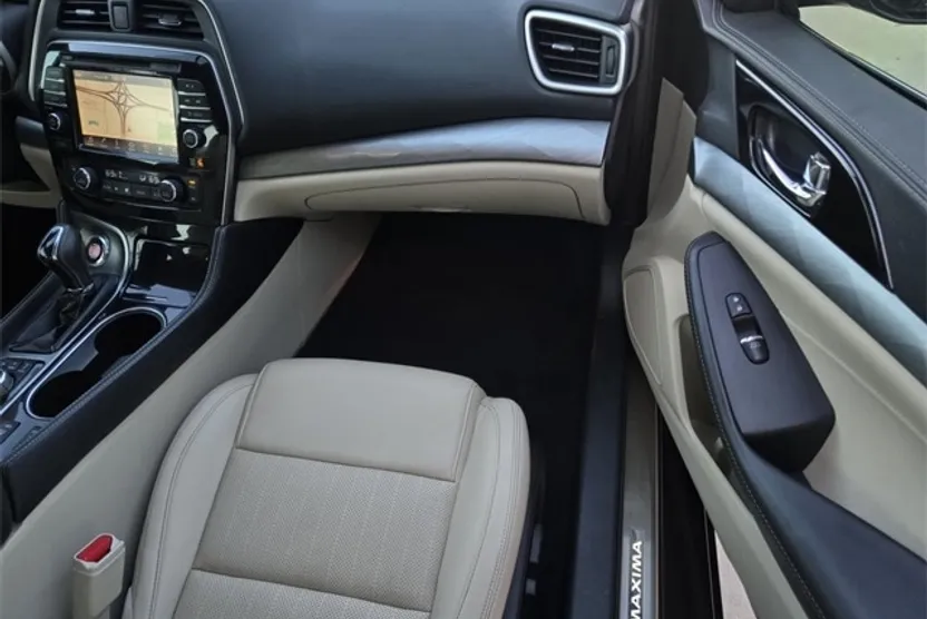 2016 Nissan Maxima SV photo 1