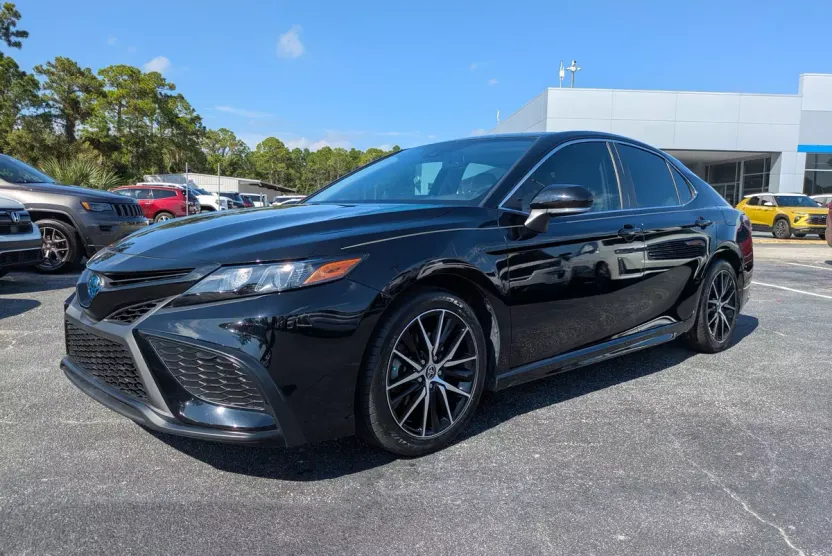 2022 Toyota Camry Hybrid SE photo 1