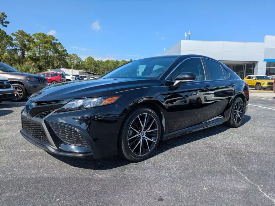 2022 Toyota Camry Hybrid SE photo 1