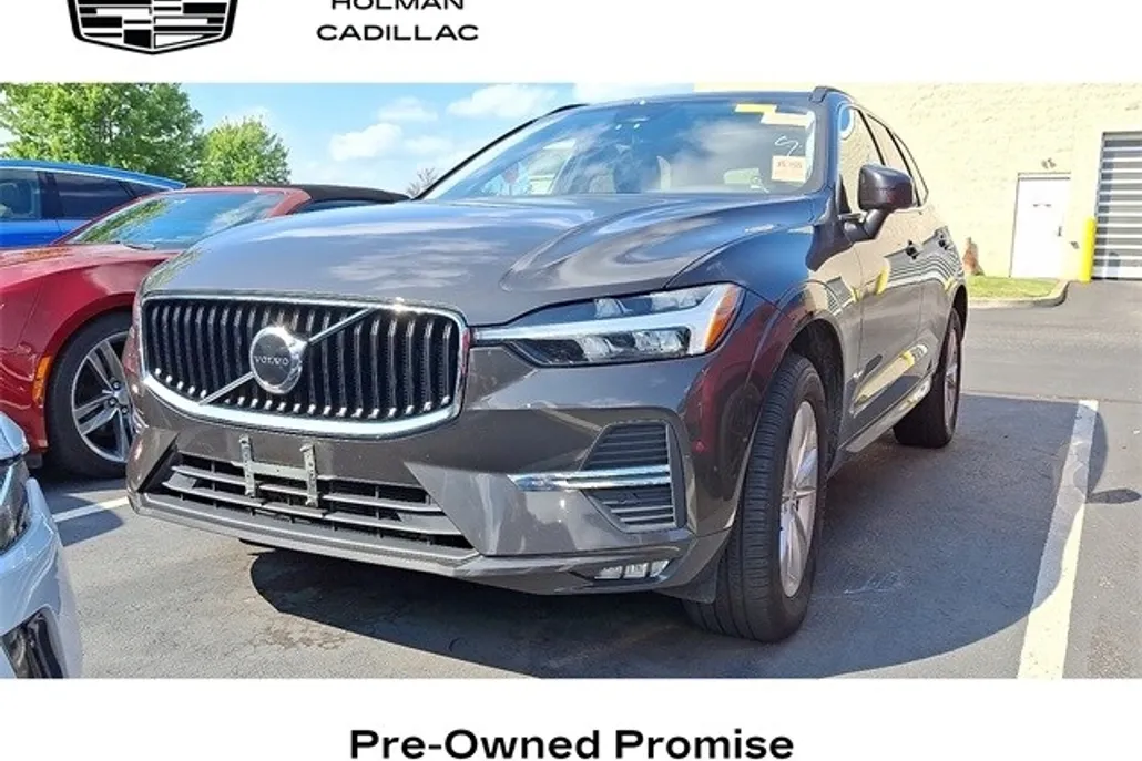 2022 Volvo XC60 B5 Momentum photo 1
