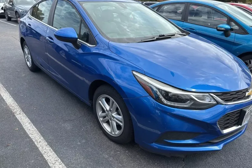 2017 Chevrolet Cruze LT photo 1