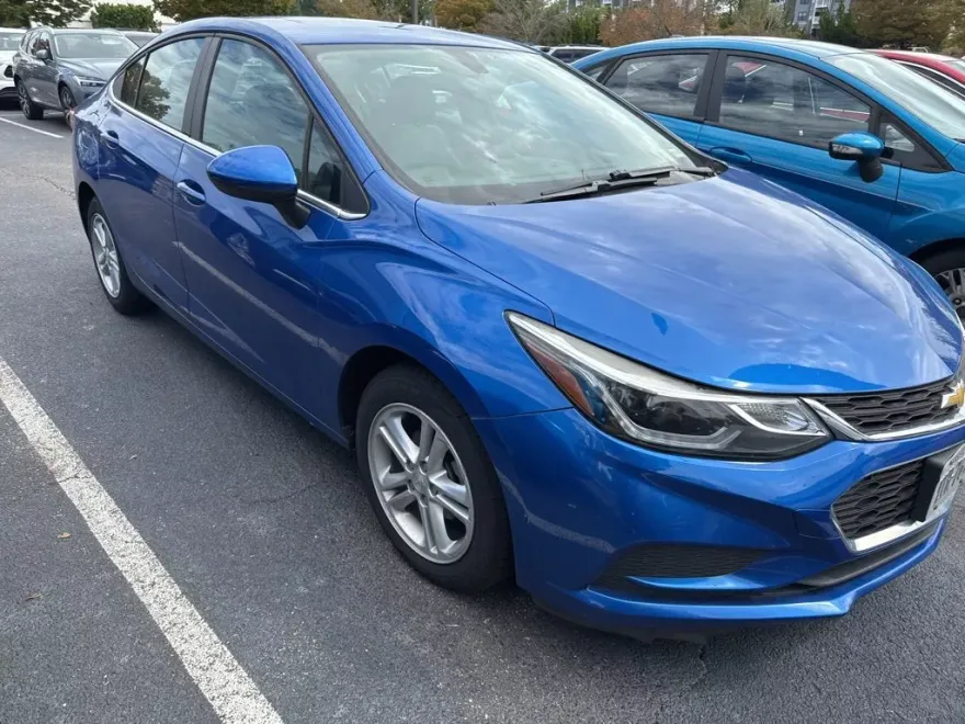 2017 Chevrolet Cruze LT photo 1