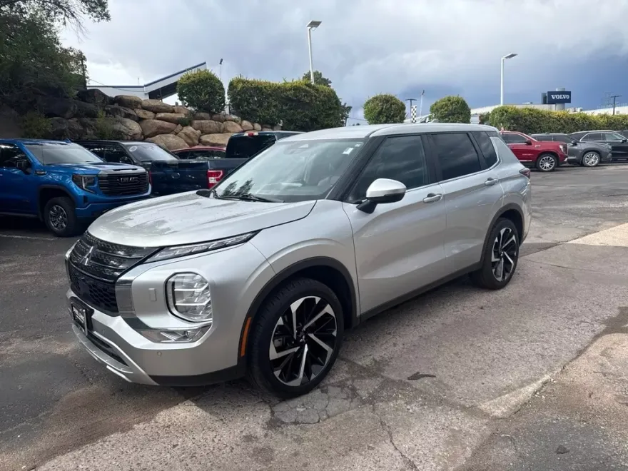 2023 Mitsubishi Outlander SE photo 1