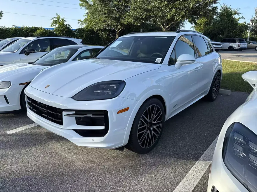 2025 Porsche Cayenne GTS photo 1