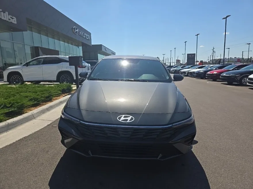 2025 Hyundai Elantra SEL Sport photo 1
