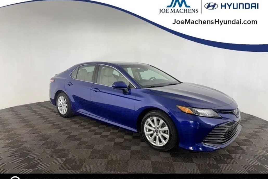 2018 Toyota Camry LE photo 1