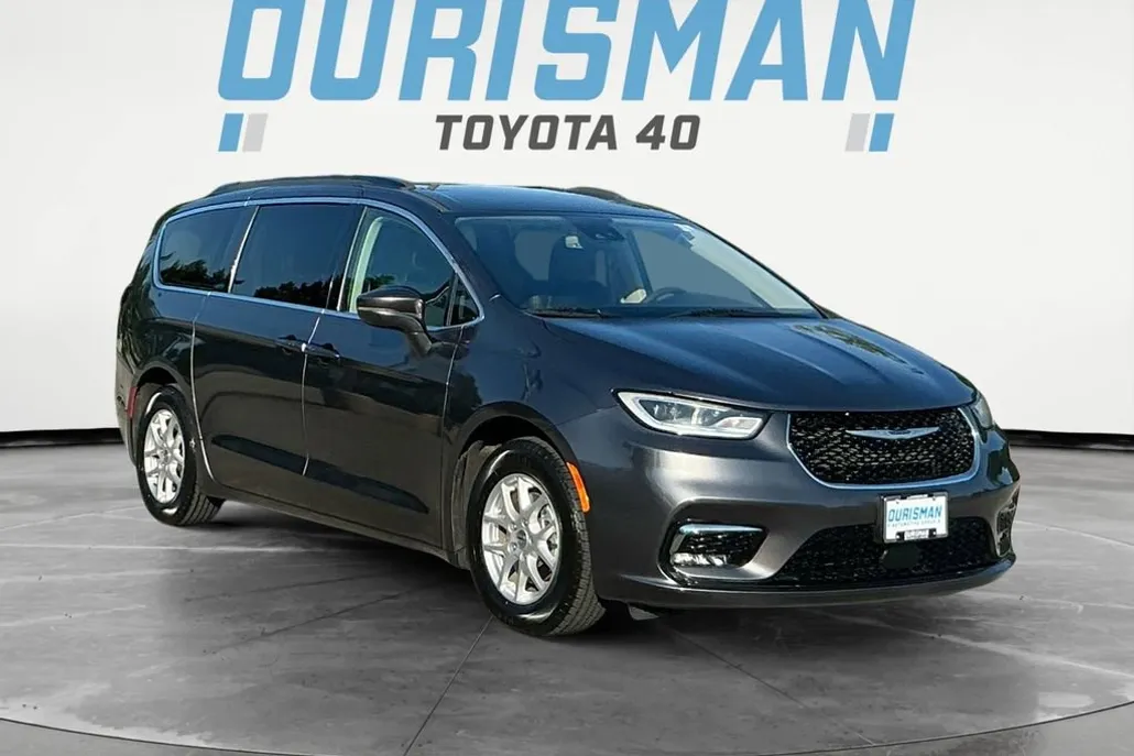 2022 Chrysler Pacifica Touring L photo 1