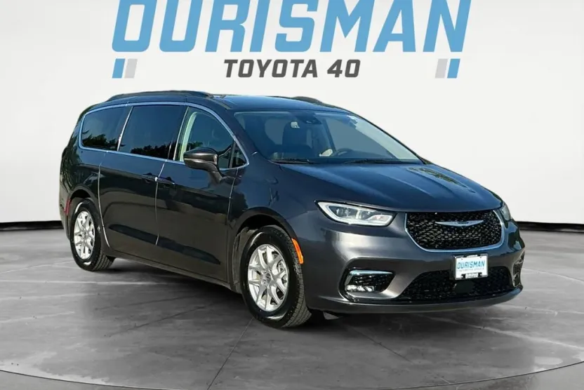 2022 Chrysler Pacifica Touring L photo 1
