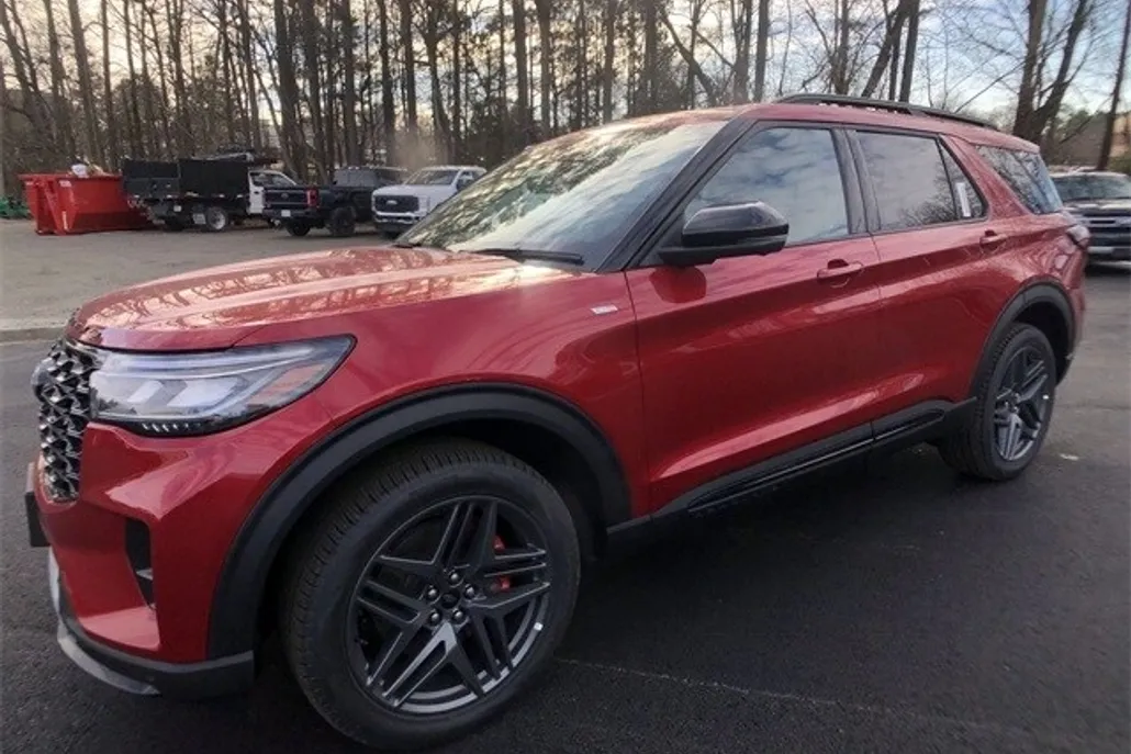 2025 Ford Explorer ST-Line photo 1