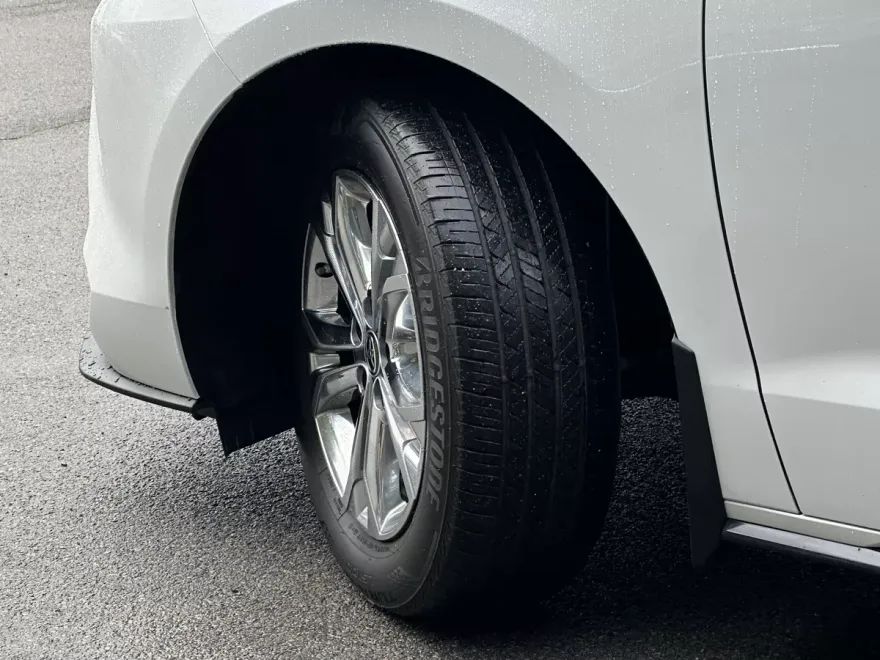 2023 Toyota Sienna Platinum photo 1