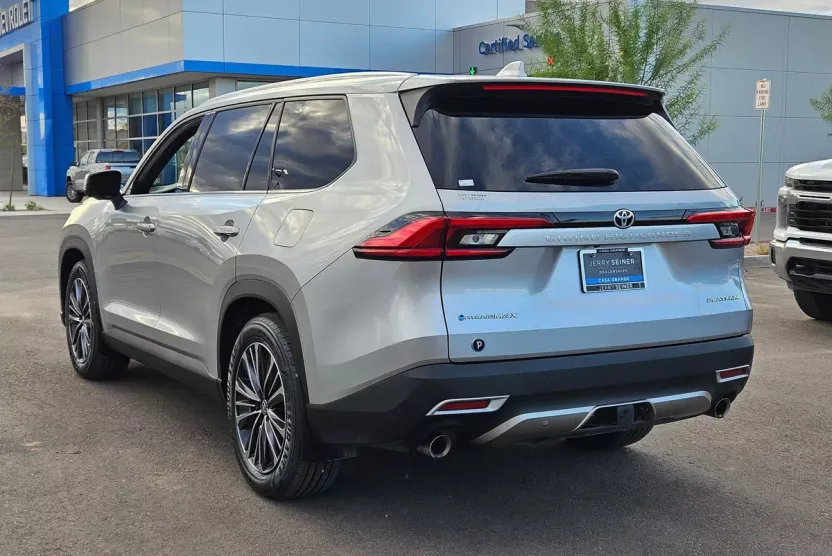 2024 Toyota Highlander Hybrid Limited photo 1