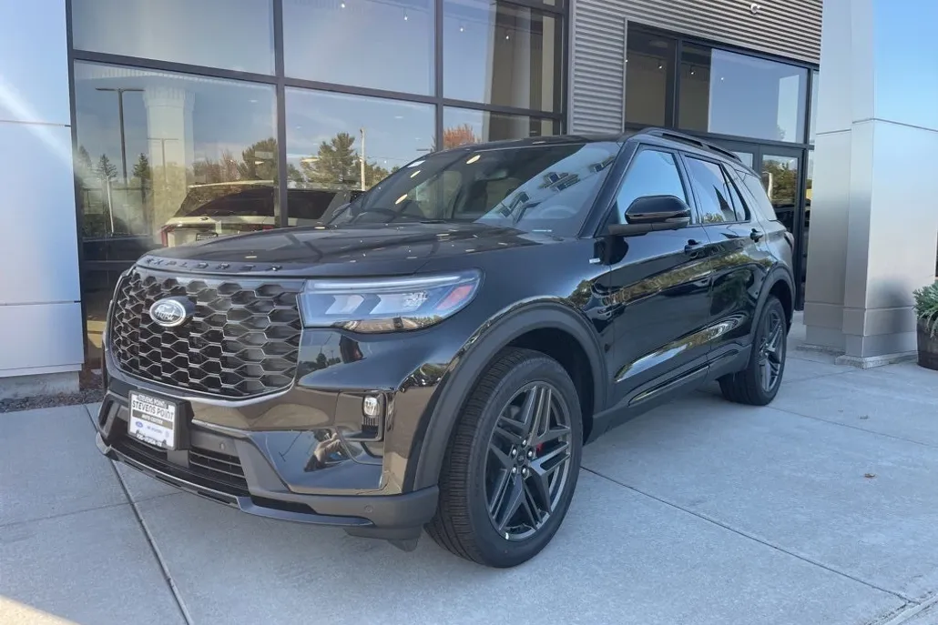 2025 Ford Explorer ST-Line photo 1