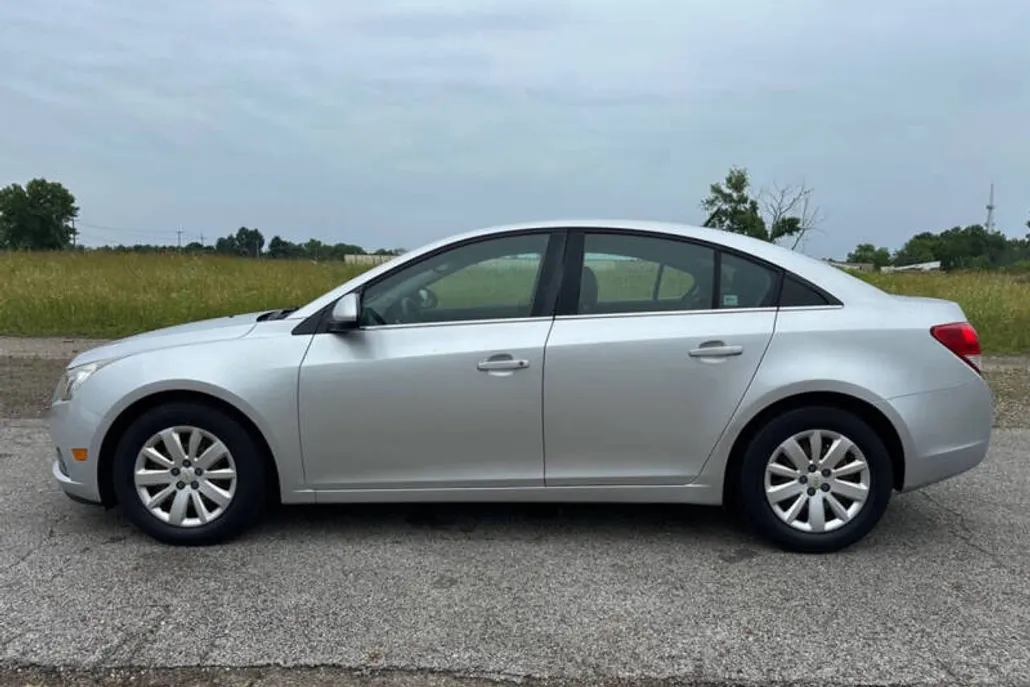 2011 Chevrolet Cruze LT photo 1