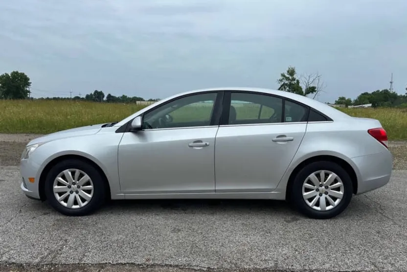 2011 Chevrolet Cruze LT photo 1
