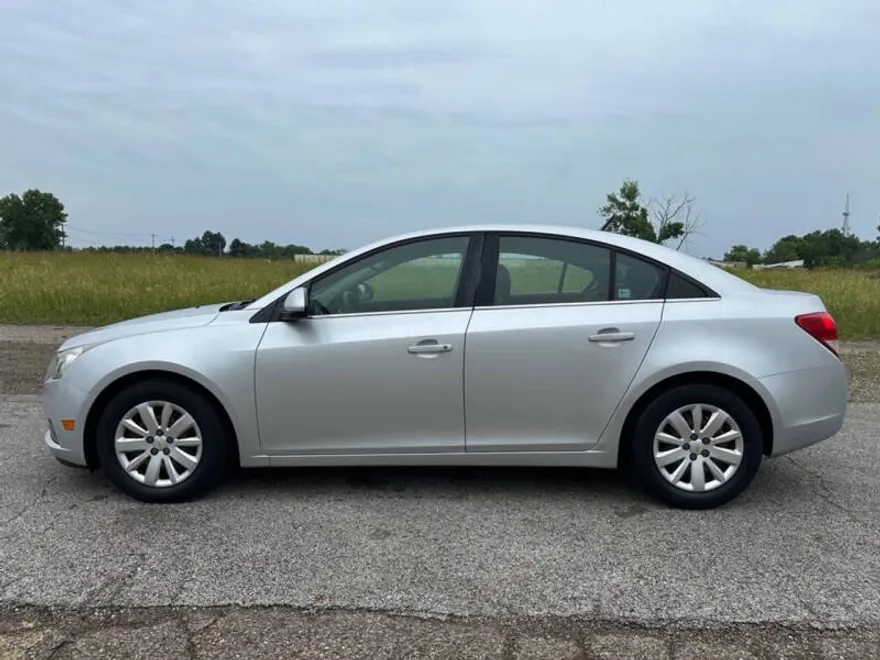 2011 Chevrolet Cruze LT photo 1