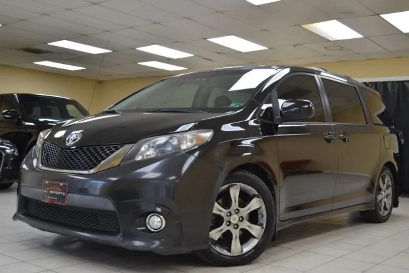 2011 Toyota Sienna SE photo 1