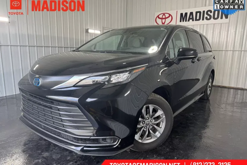 2024 Toyota Sienna LE photo 1