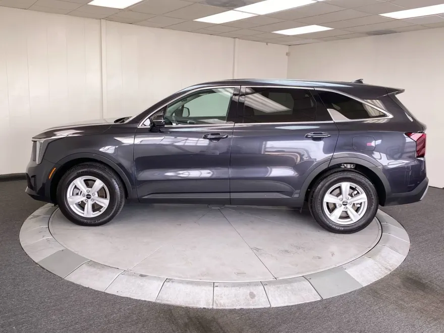 2025 Kia Sorento LX photo 1