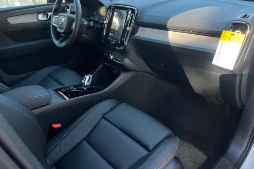 2025 Volvo XC40 photo 2