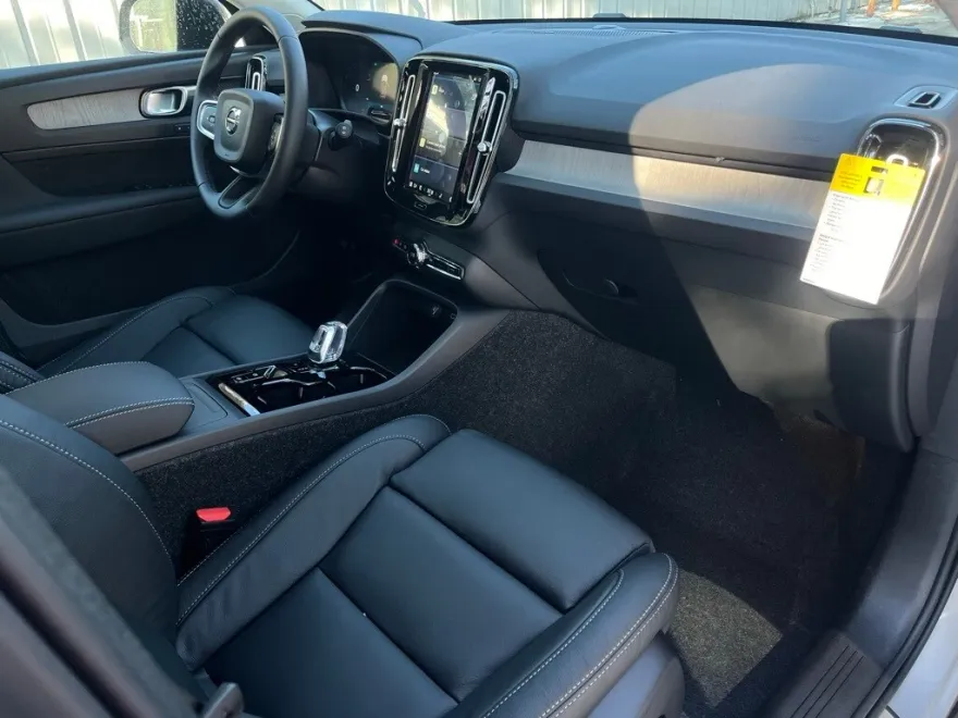 2025 Volvo XC40 photo 2