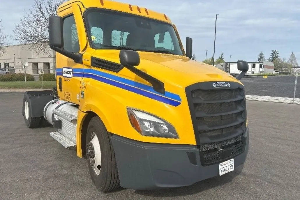 2022 Freightliner Cascadia 126" Day cab photo 1