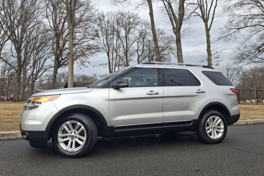 2011 Ford Explorer XLT photo 1