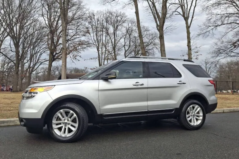 2011 Ford Explorer XLT photo 1