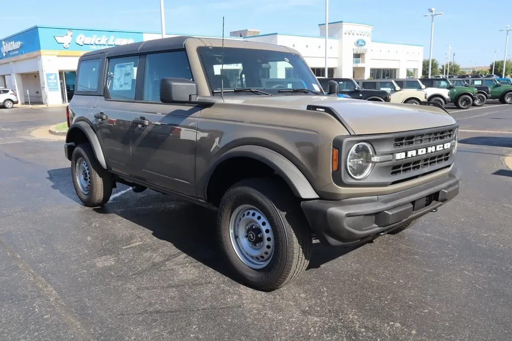 2025 Ford Bronco Base photo 1