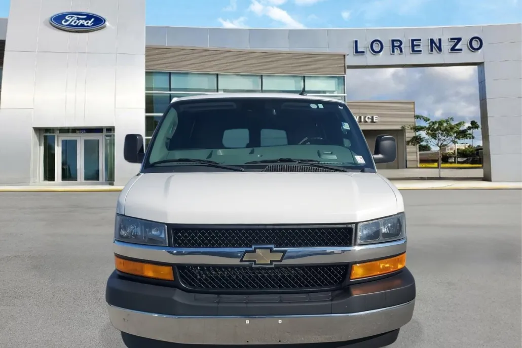 2021 Chevrolet Express Passenger LT photo 1
