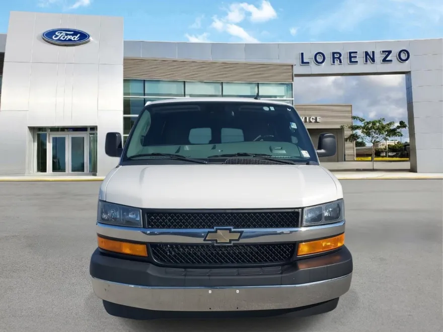 2021 Chevrolet Express Passenger LT photo 1