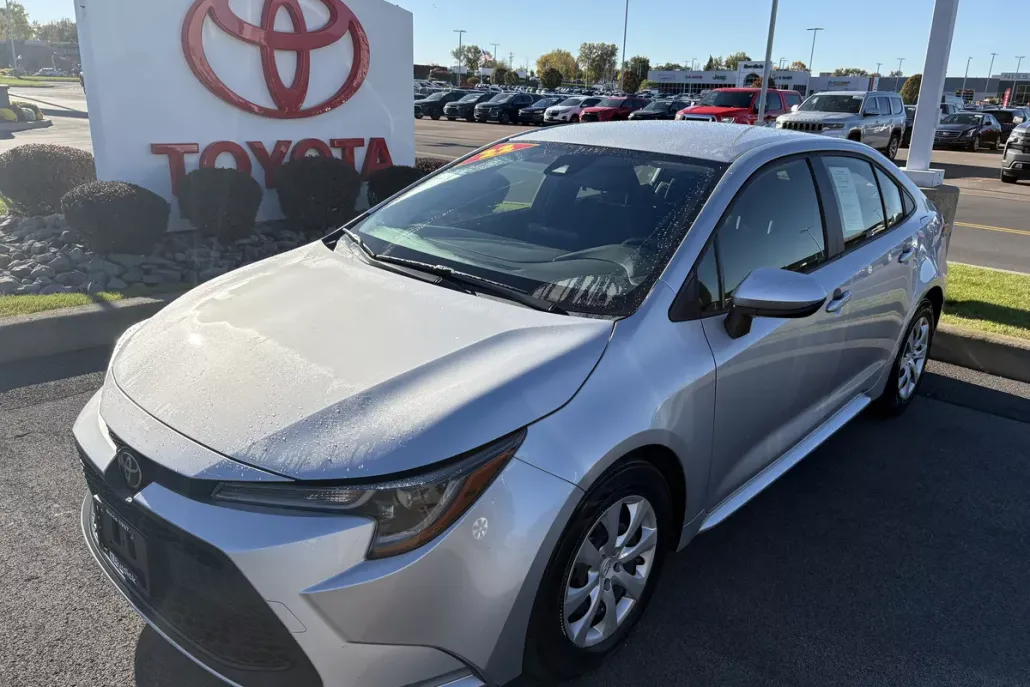 2022 Toyota Corolla LE photo 1