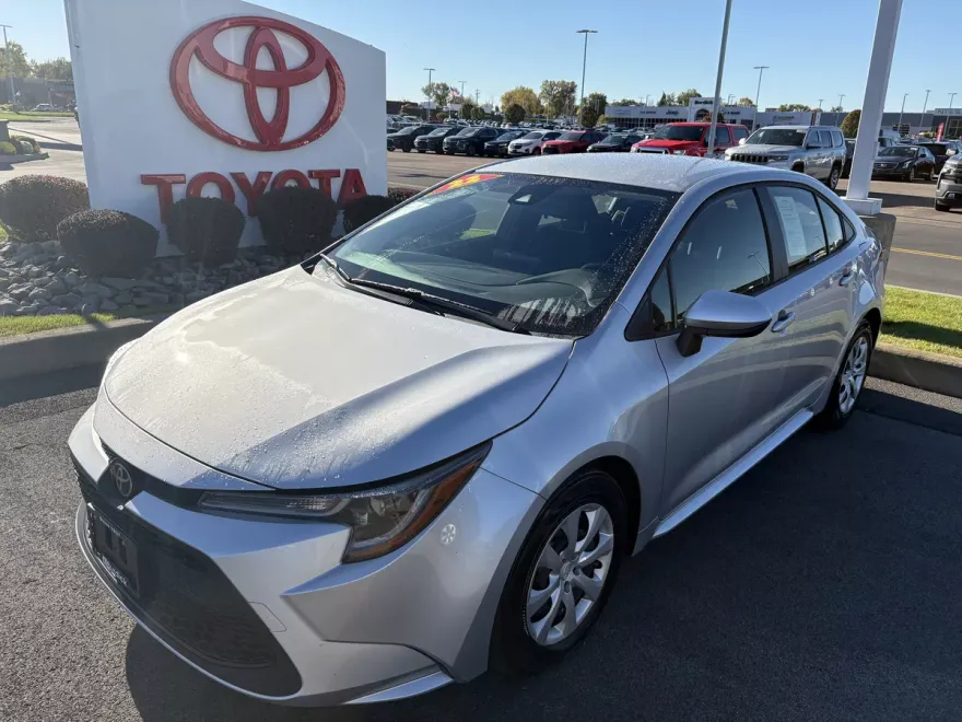 2022 Toyota Corolla LE photo 1