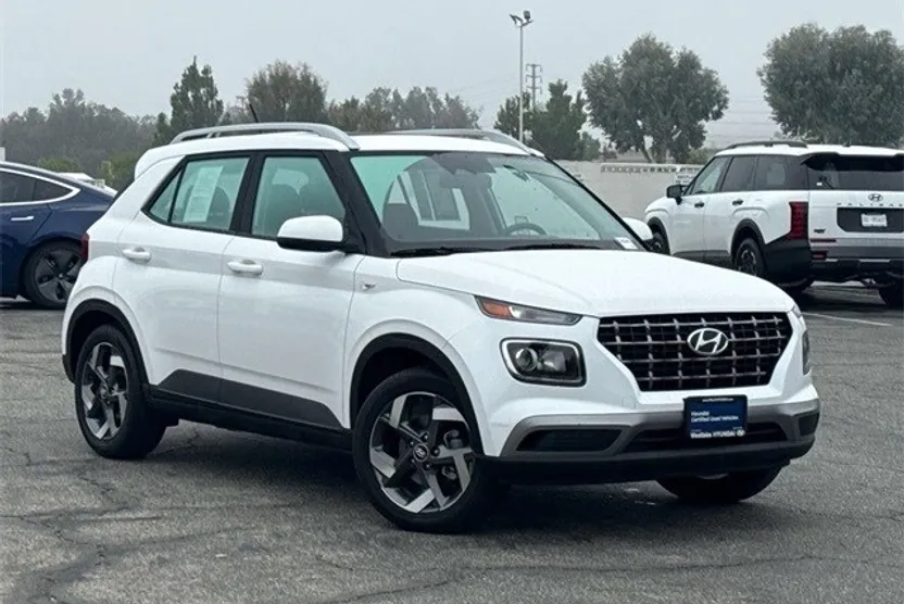 2023 Hyundai Venue SEL photo 1