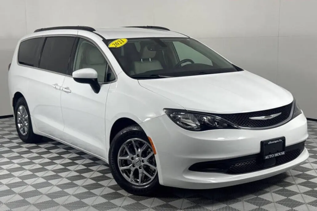 2021 Chrysler Voyager LXi photo 1