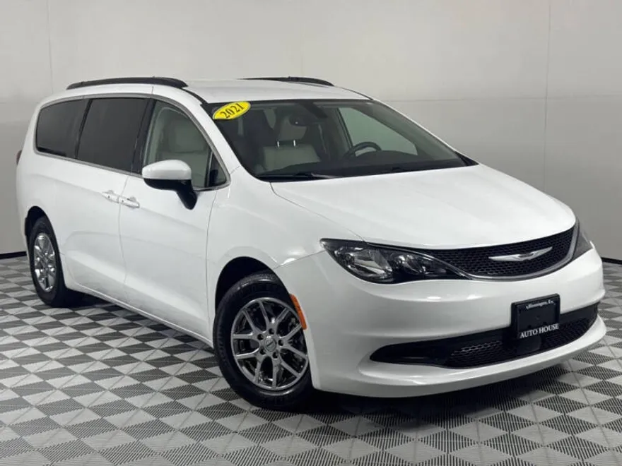 2021 Chrysler Voyager LXi photo 1
