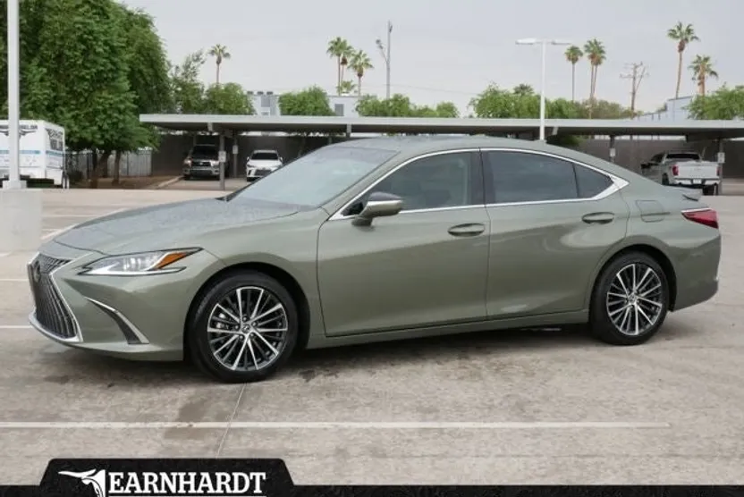 2025 Lexus ES 300h photo 1