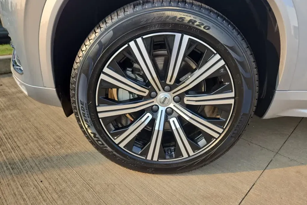 2025 Volvo XC90 B5 Core photo 1