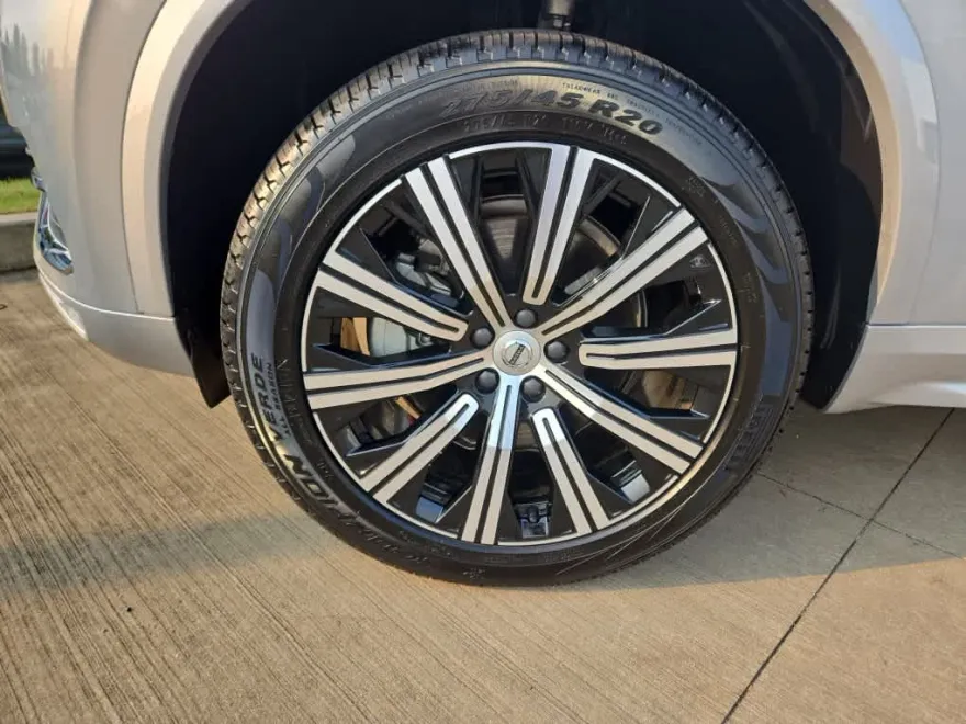 2025 Volvo XC90 B5 Core photo 1