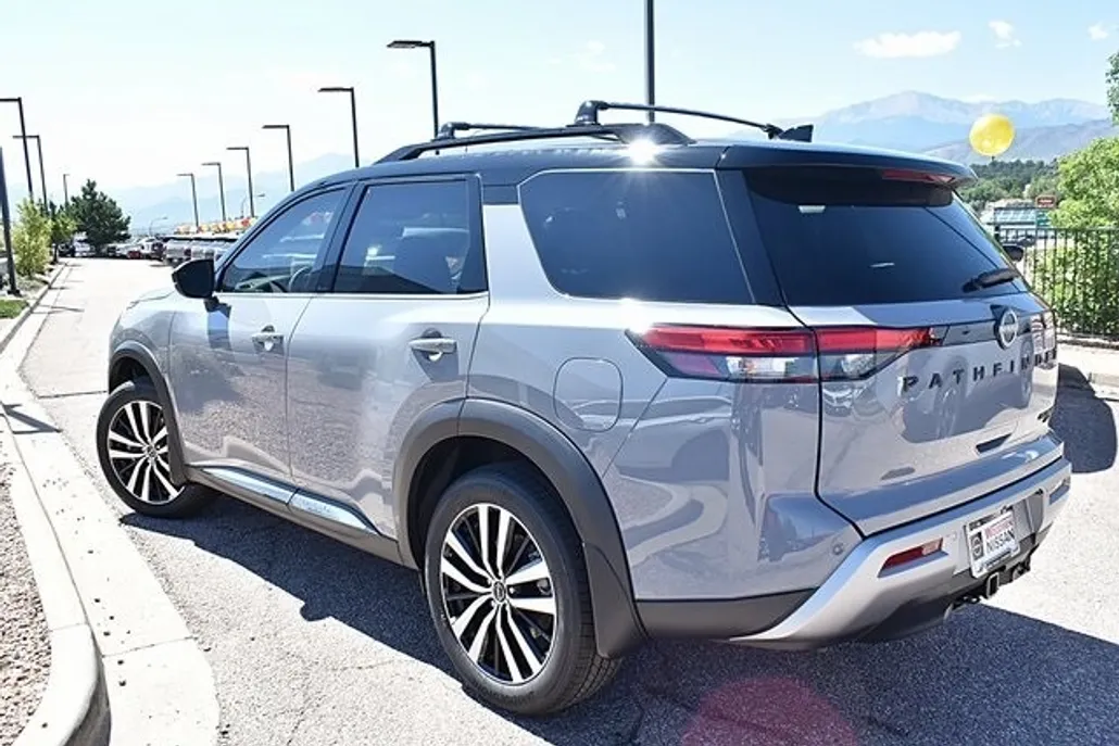 2025 Nissan Pathfinder Platinum photo 1