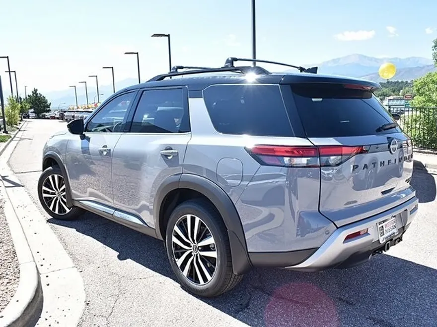 2025 Nissan Pathfinder Platinum photo 1