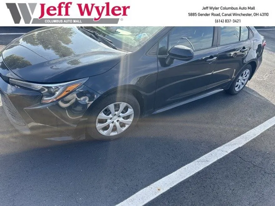 2021 Toyota Corolla LE photo 1