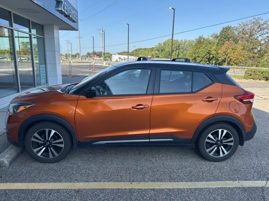 2019 Nissan Kicks SR photo 1